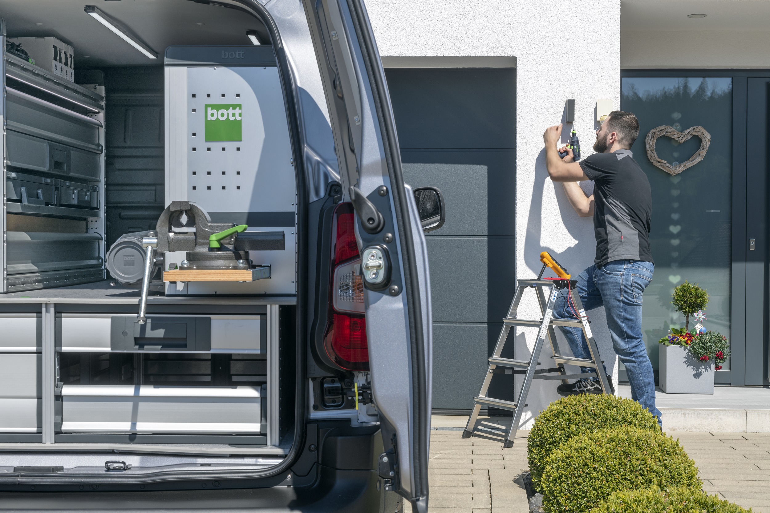 Fahrzeugeinrichtung für Handwerker, Innenansicht eines Transporters für Elektriker